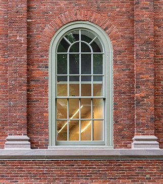 Vertical sliding sash window with upper and lower sashes